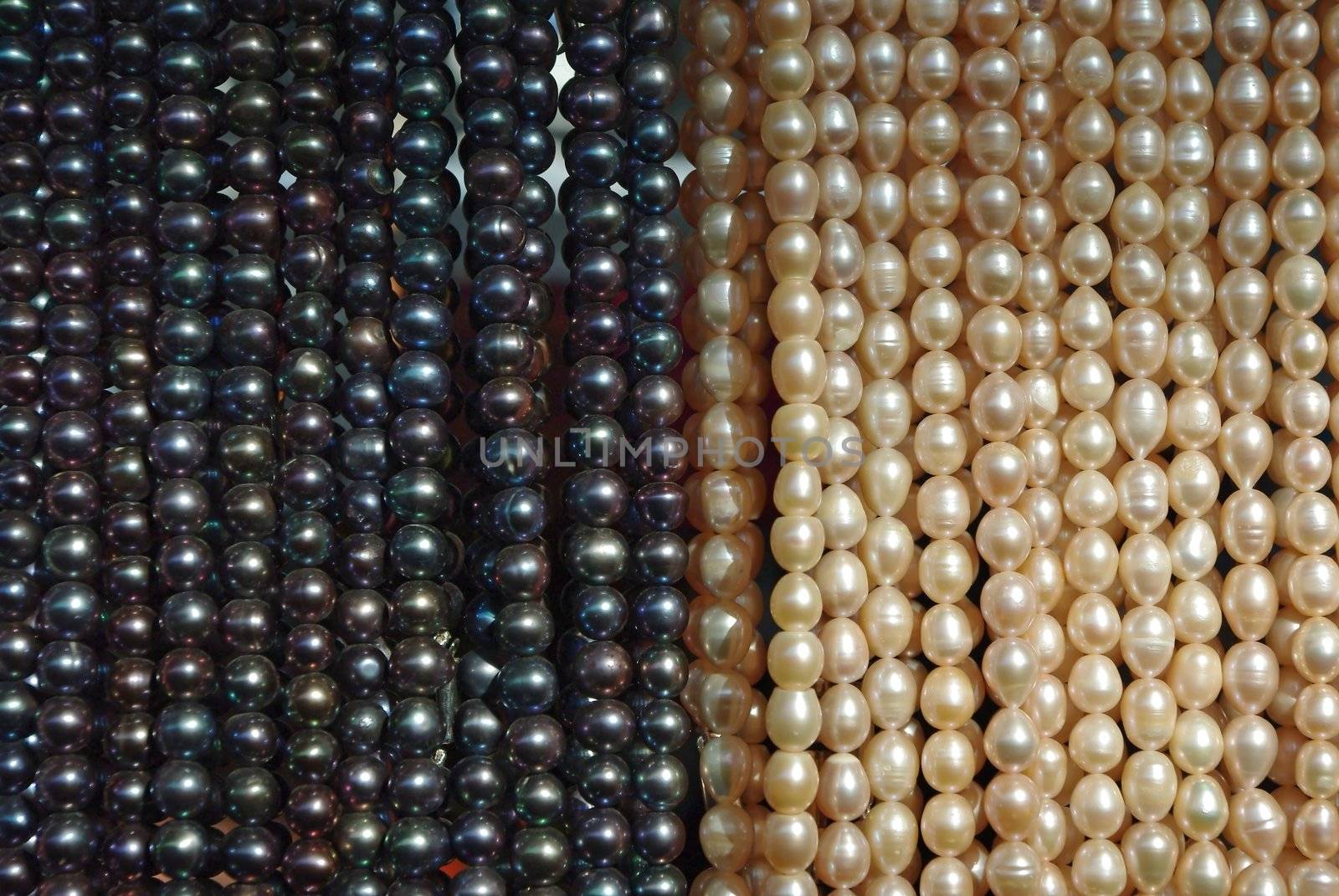 Lot of beads from white and black pearl by Vitamin
