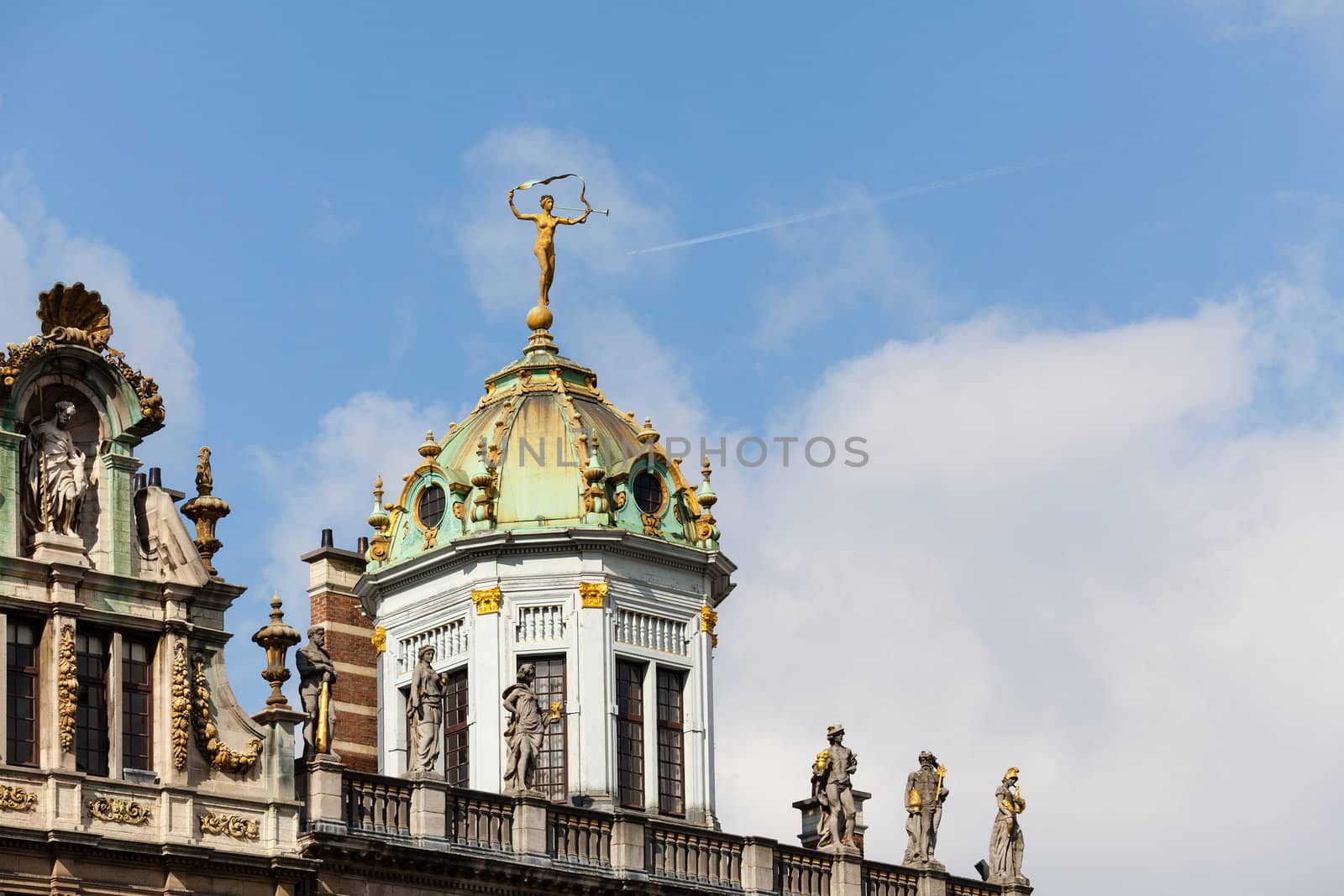 Detail of roof and gold statues on roof of Maison du Roi d Espagne in Grand Place Brussels
