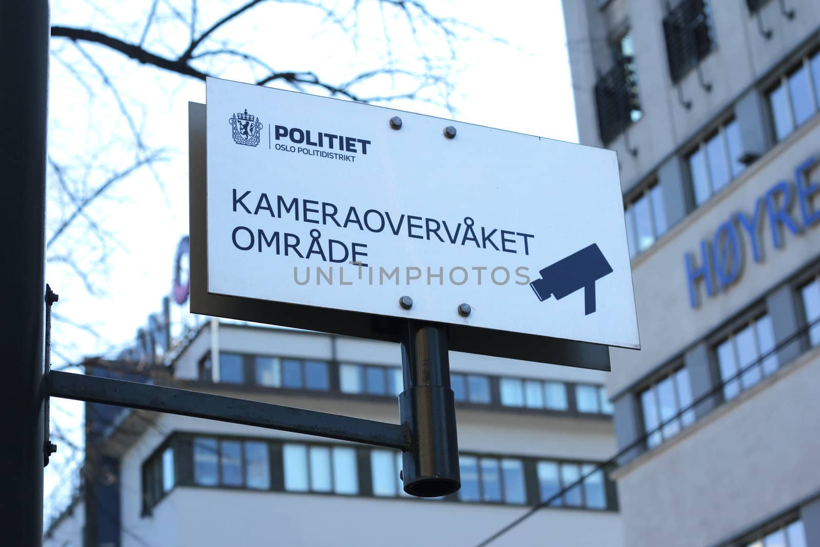 Warning sign stating that the area is beeing surveilanced by video camera (Norwegian).