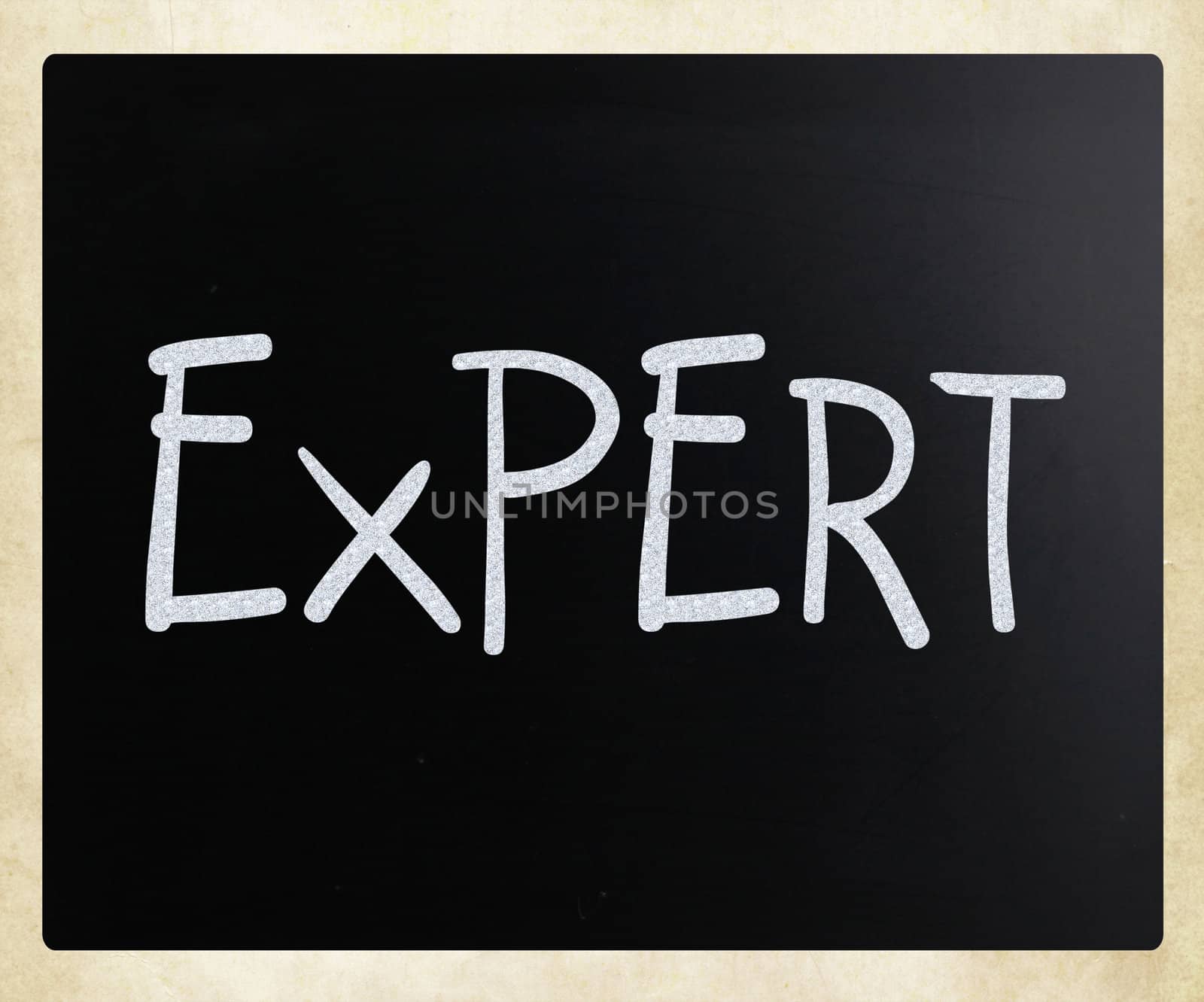 "Expert" handwritten with white chalk on a blackboard