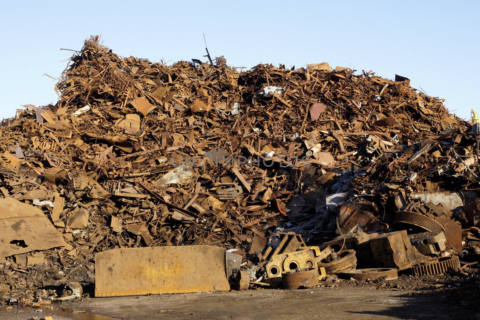 Greater mountain of old rusty scrap metal