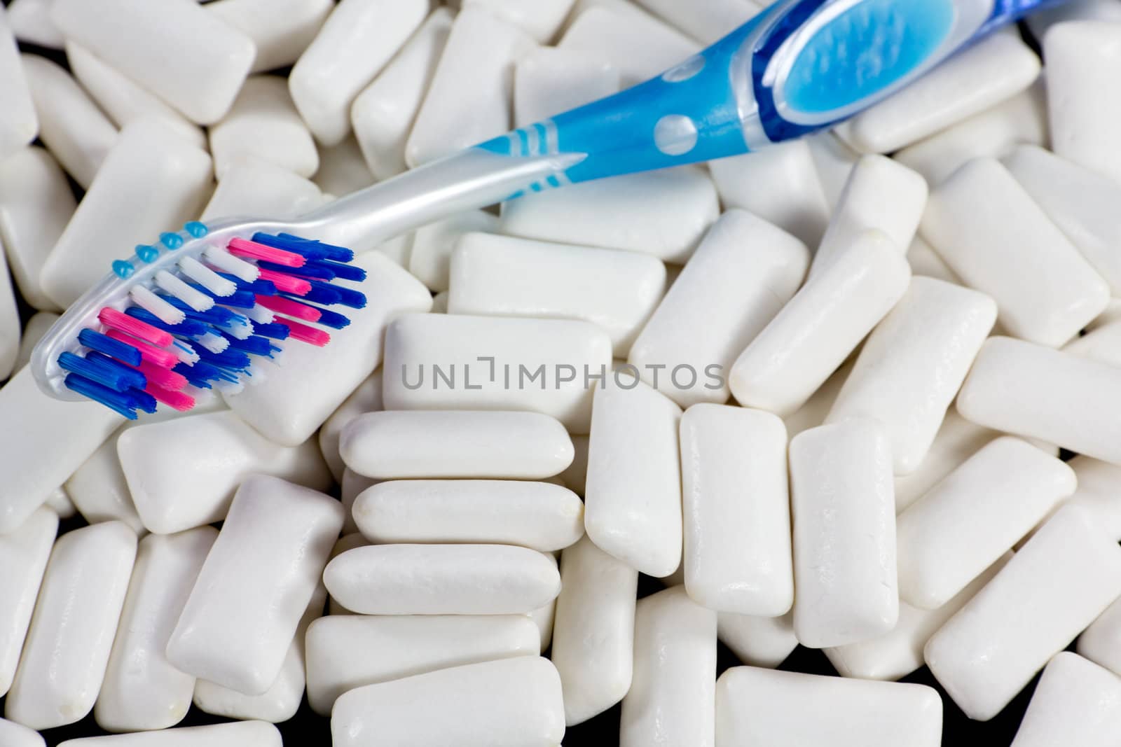 Picture of a bunch of white gums and a toothbrush
