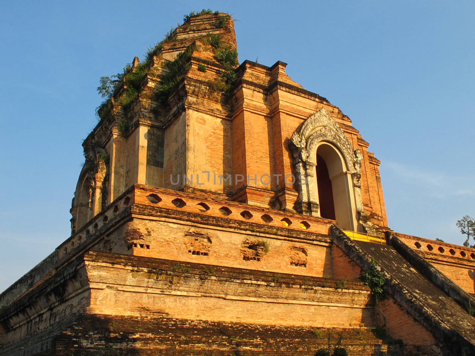 Wat Chedi Luang in Chiang Mai by iampuay