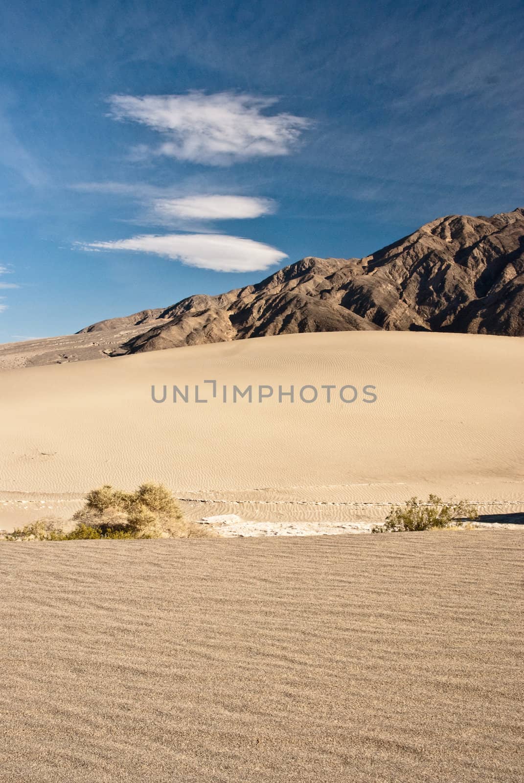 Stovepipe Wells, Death Valley by emattil