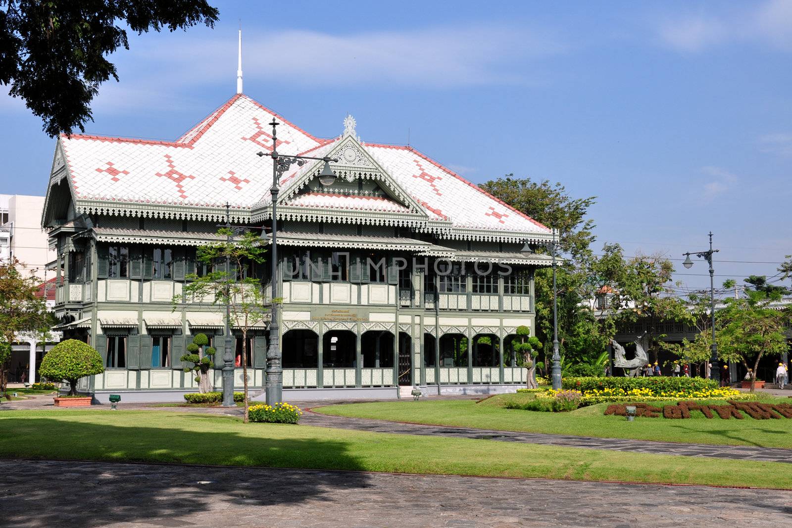 Suan Hong Residential Hall preserves a record of the milestones in the lives of King Bhumipol and the Crown Prince, a historical record that would be a legacy for generations to come.