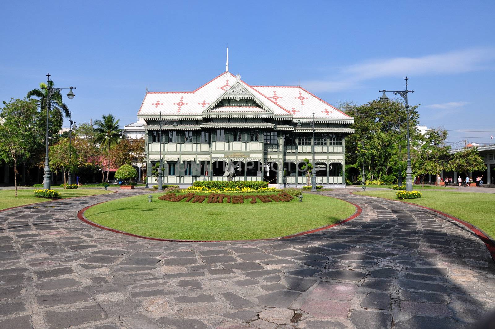 Suan Hong Residential Hall preserves a record of the milestones in the lives of King Bhumipol and the Crown Prince, a historical record that would be a legacy for generations to come.