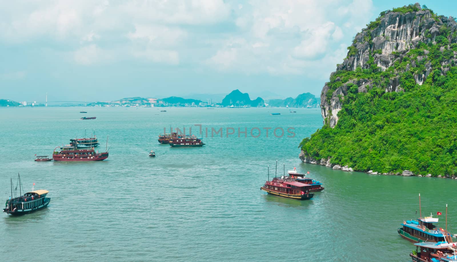 Boat traffic in Halong Bay by photoroman