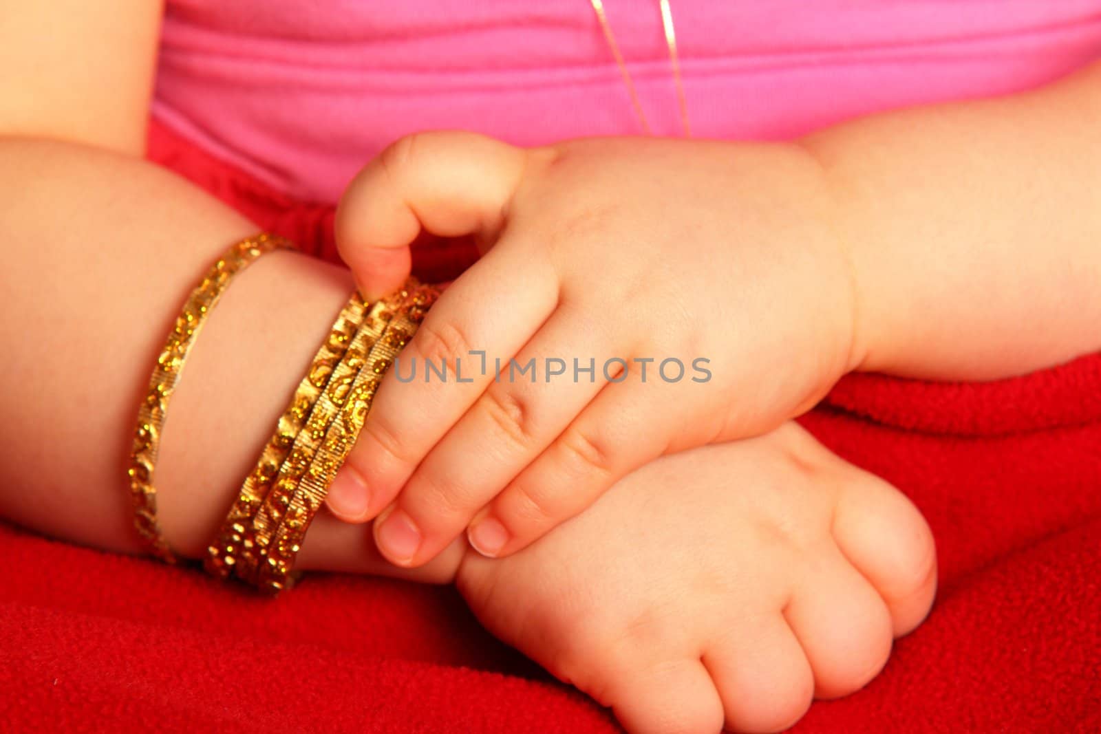 Baby hands by Arvebettum