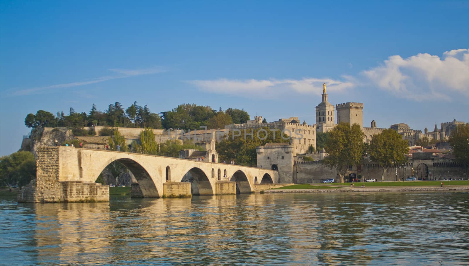 View of the bridge of Avignon and the Pope Palace in the background.







View over the bridge of Avignon with the Pope Palace in the background.