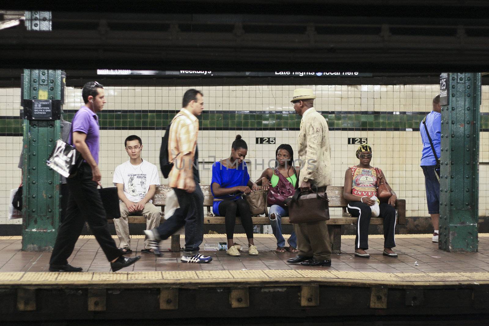 People waiting in the subway in New York