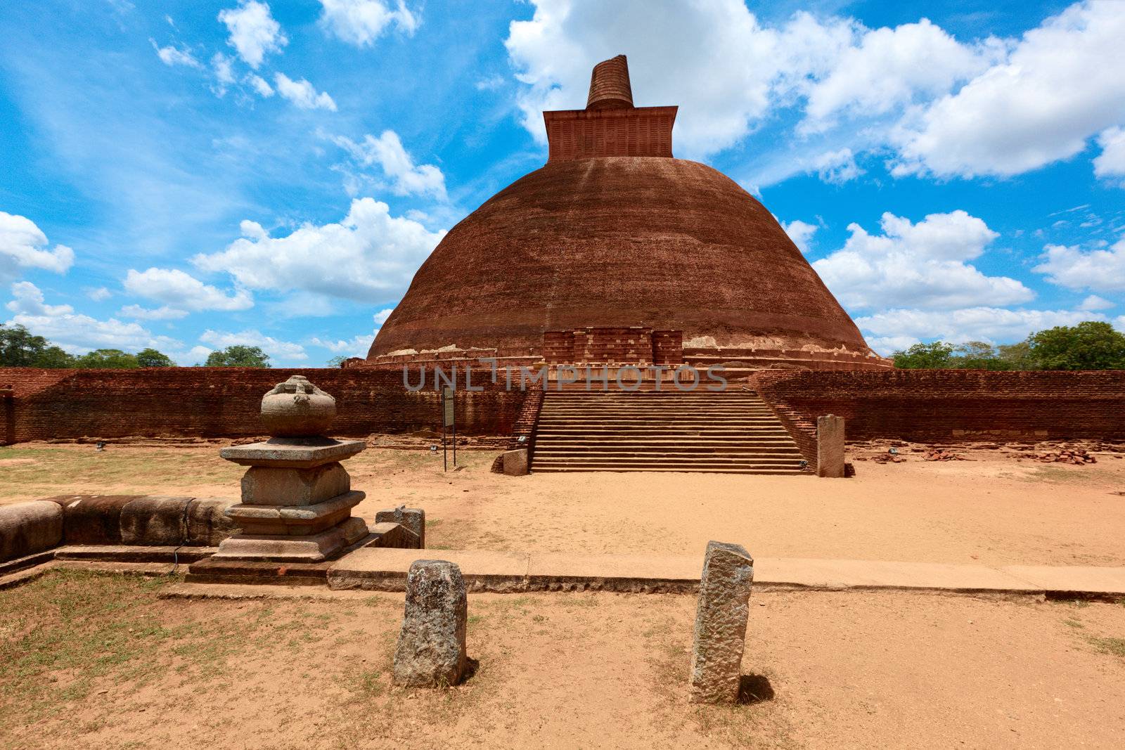 Jetavaranama dagoba  (stupa). Anuradhapura, Sri Lanka