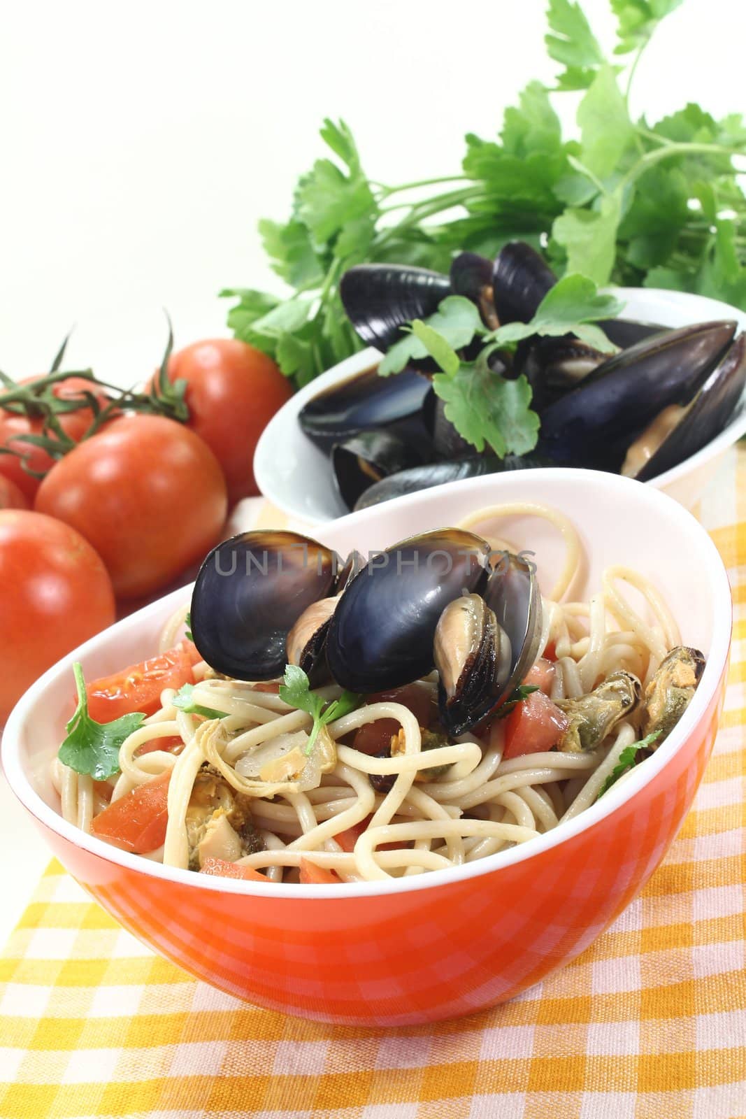 Spaghetti with mussels and fresh tomatoes by discovery