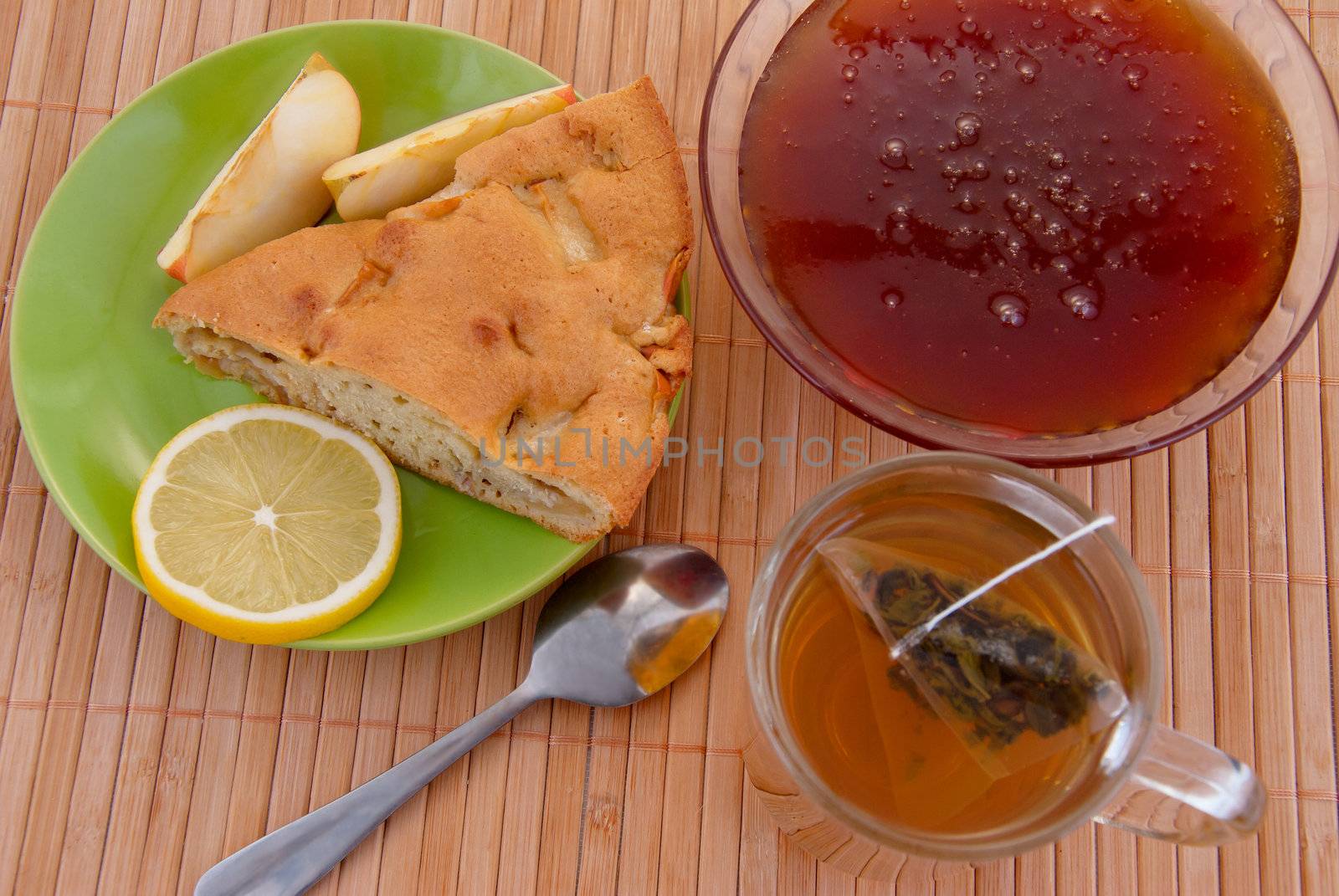 Green tea with cake and honey