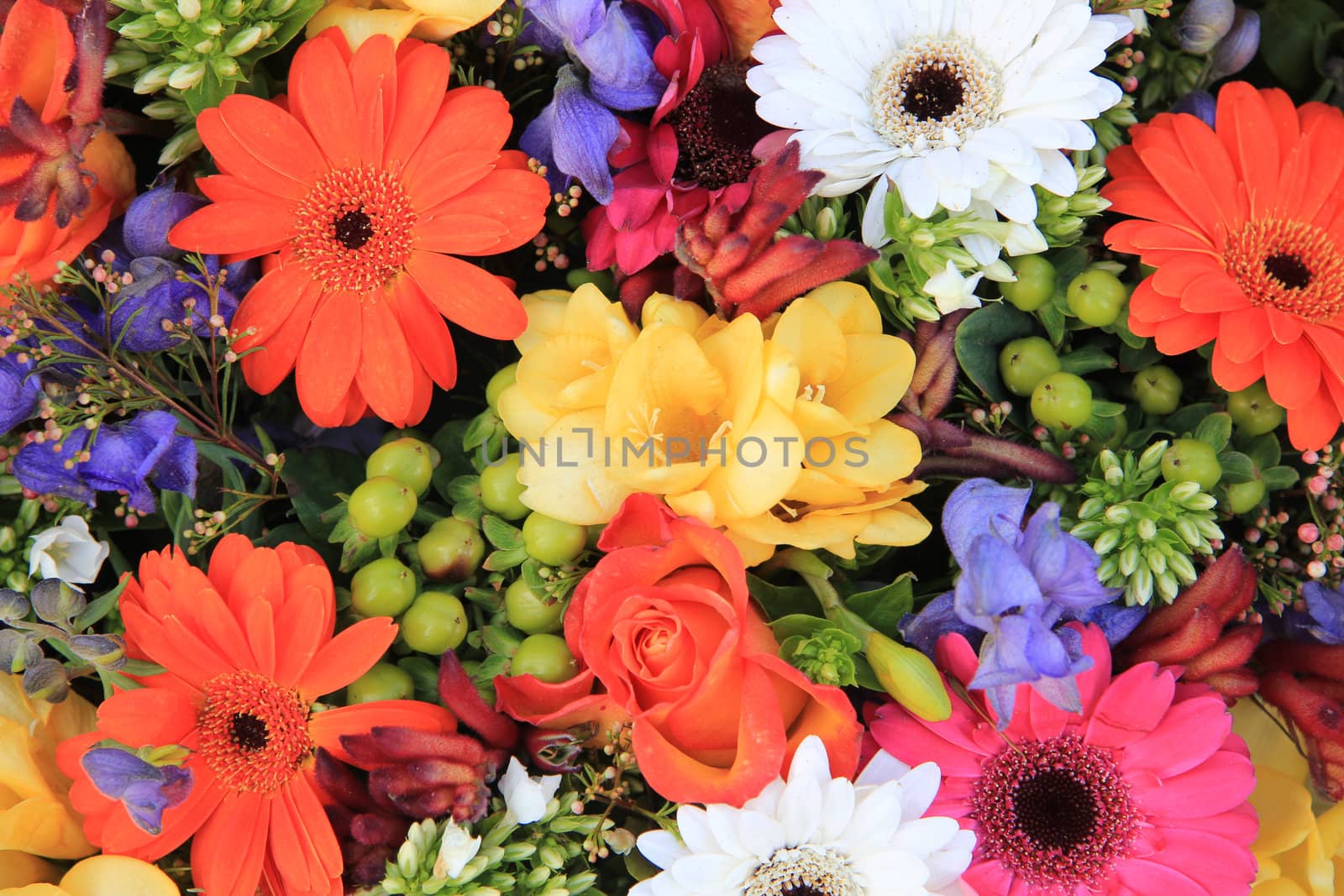 Mixed floral arrangement by studioportosabbia