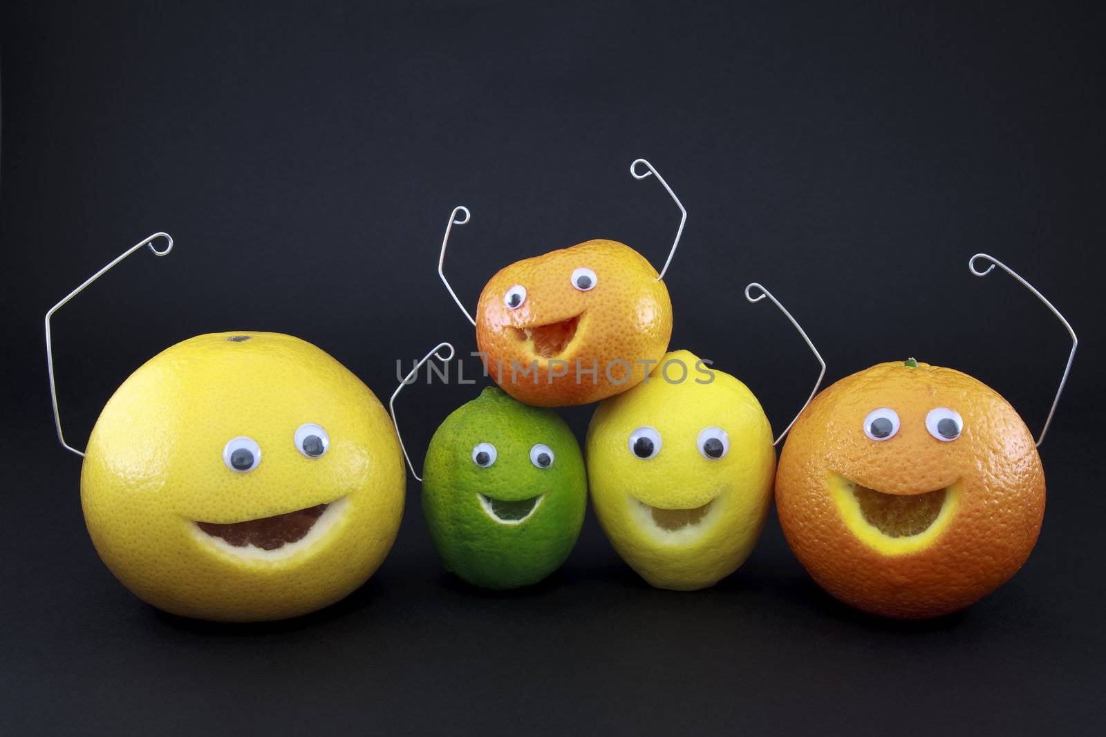 Characters made ​​with grapefruit, orange, tangerine, lemon and lime