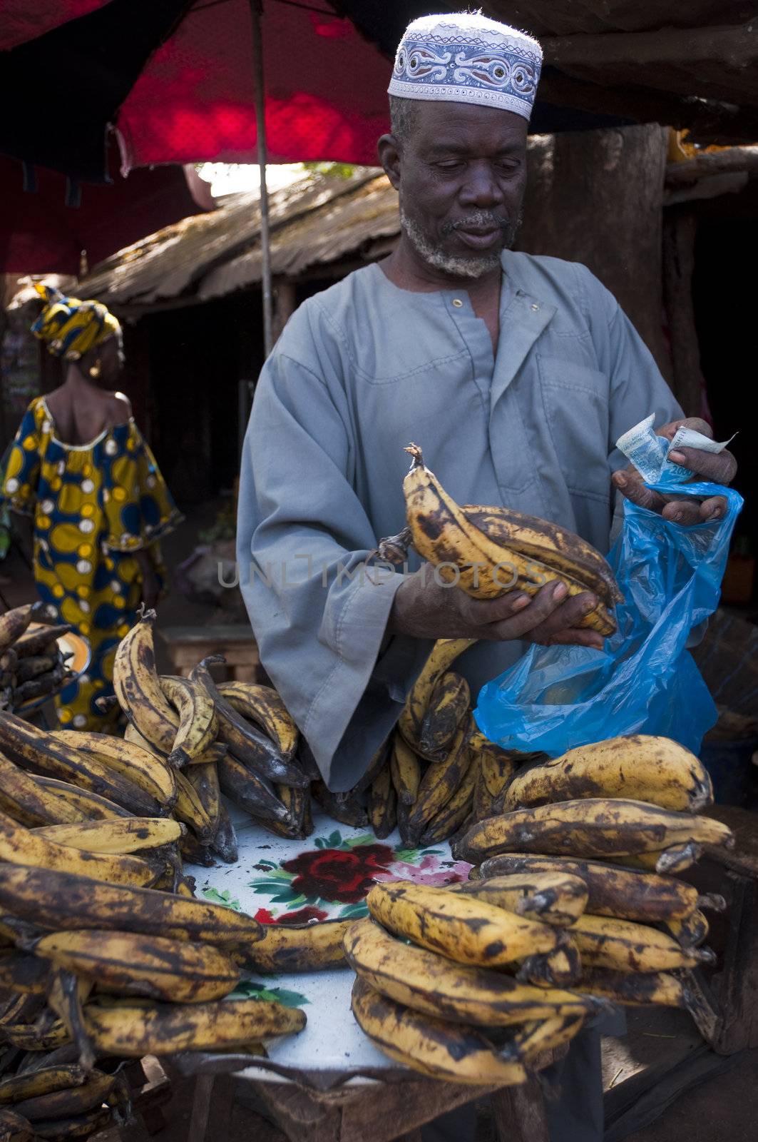 Shopkeeper selling plantain in Bamako by dutourdumonde