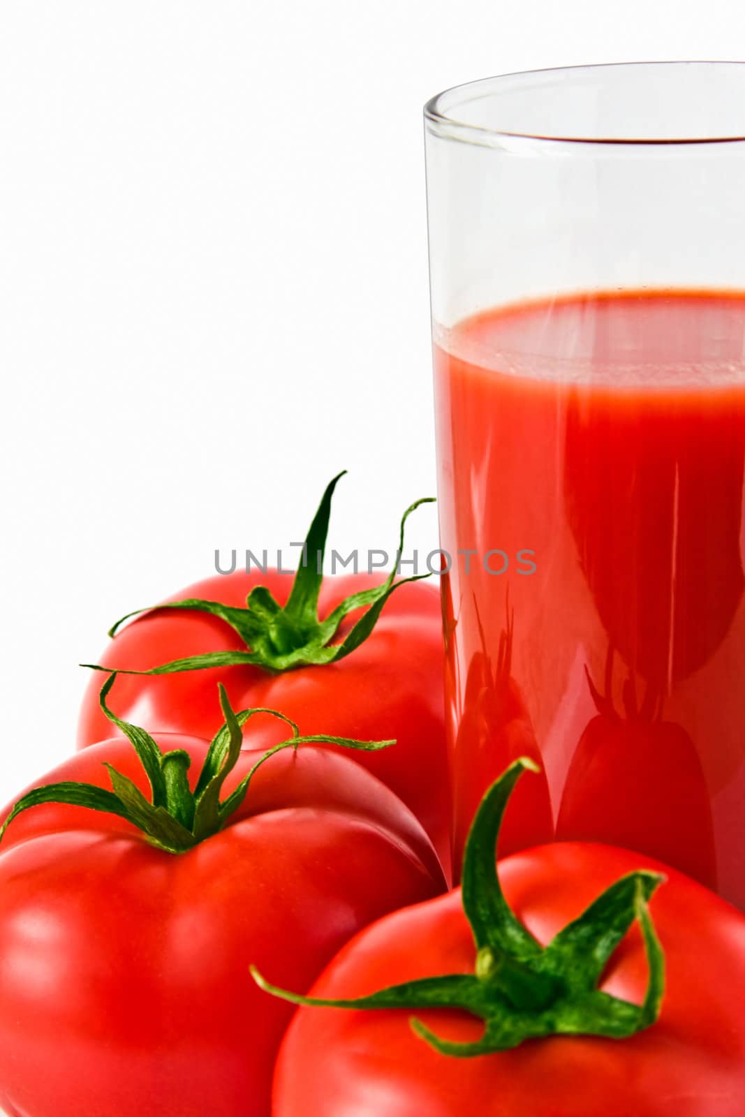 glass of tomato juice with fresh tomatoes