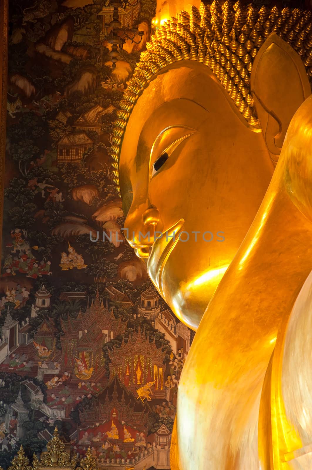 Big Golden Reclining Buddha, Wat Pho, Bangkok, Thailand.