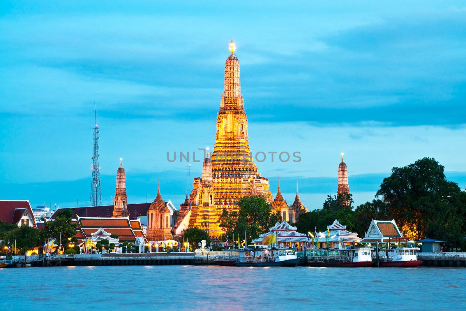 Wat Arun, Bangkok Thailand by Yuri2012