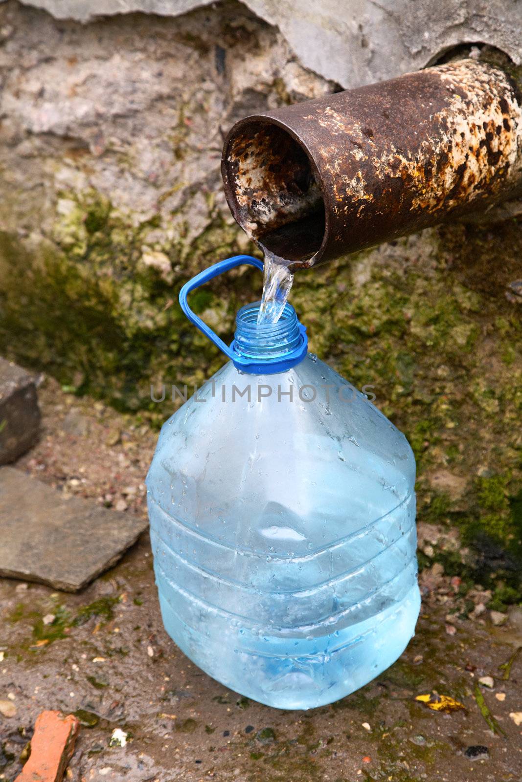 Filling of a plastic bottle by spring water