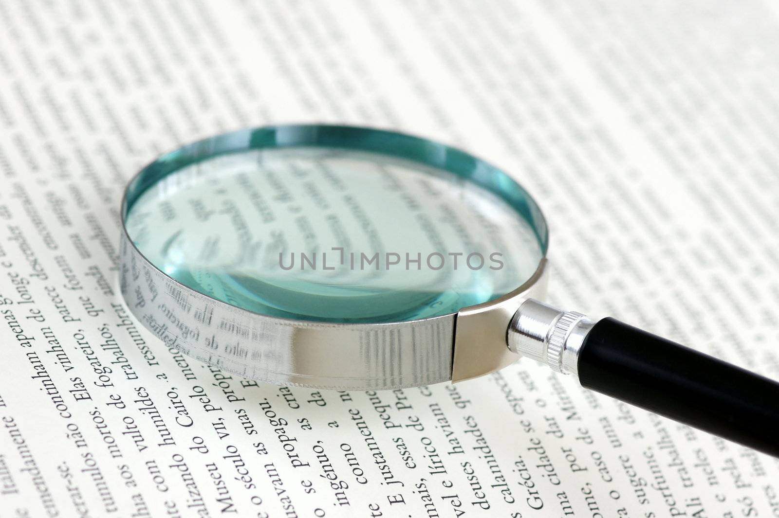 Magnifying glass by Pajomend