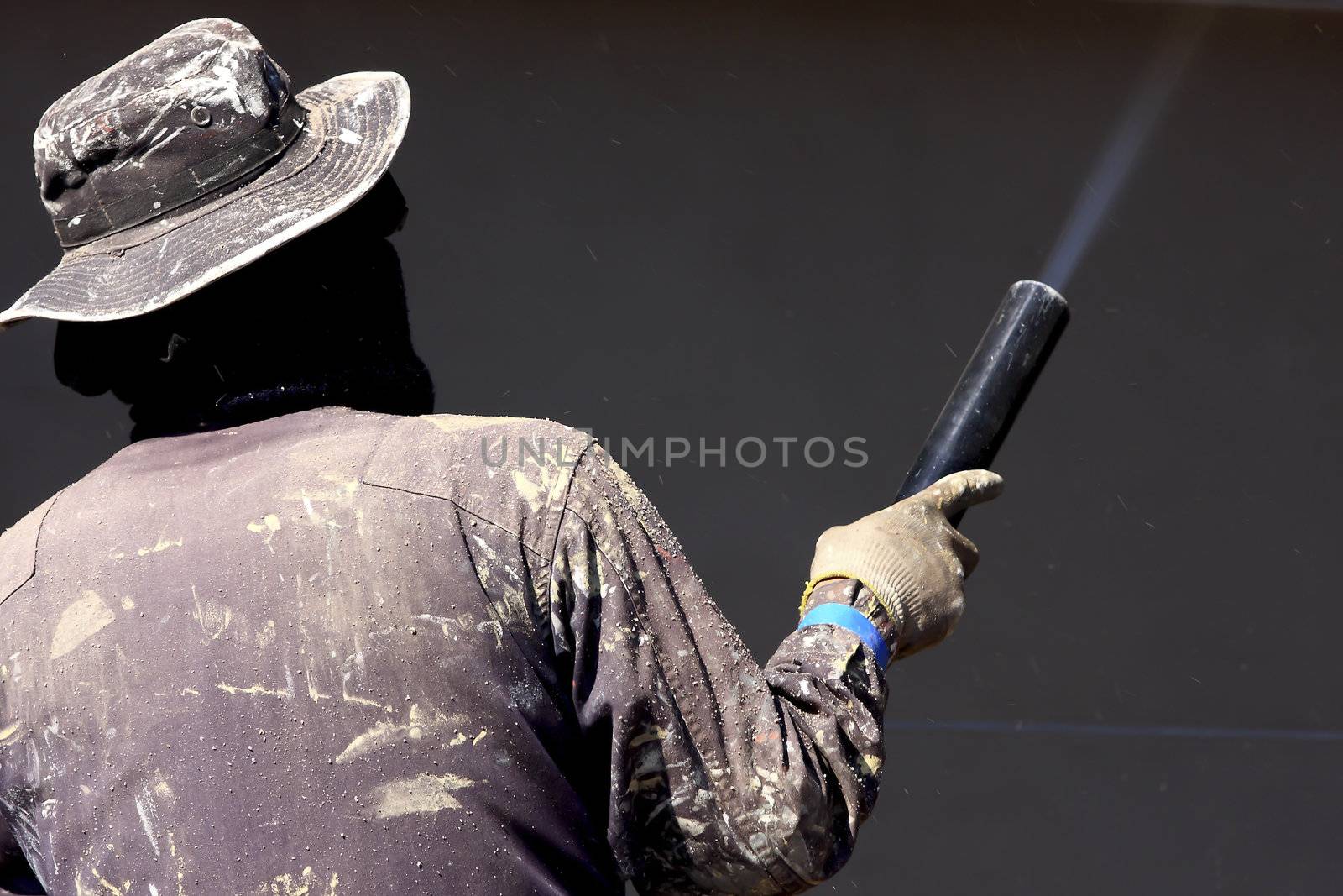 worker to clean ship