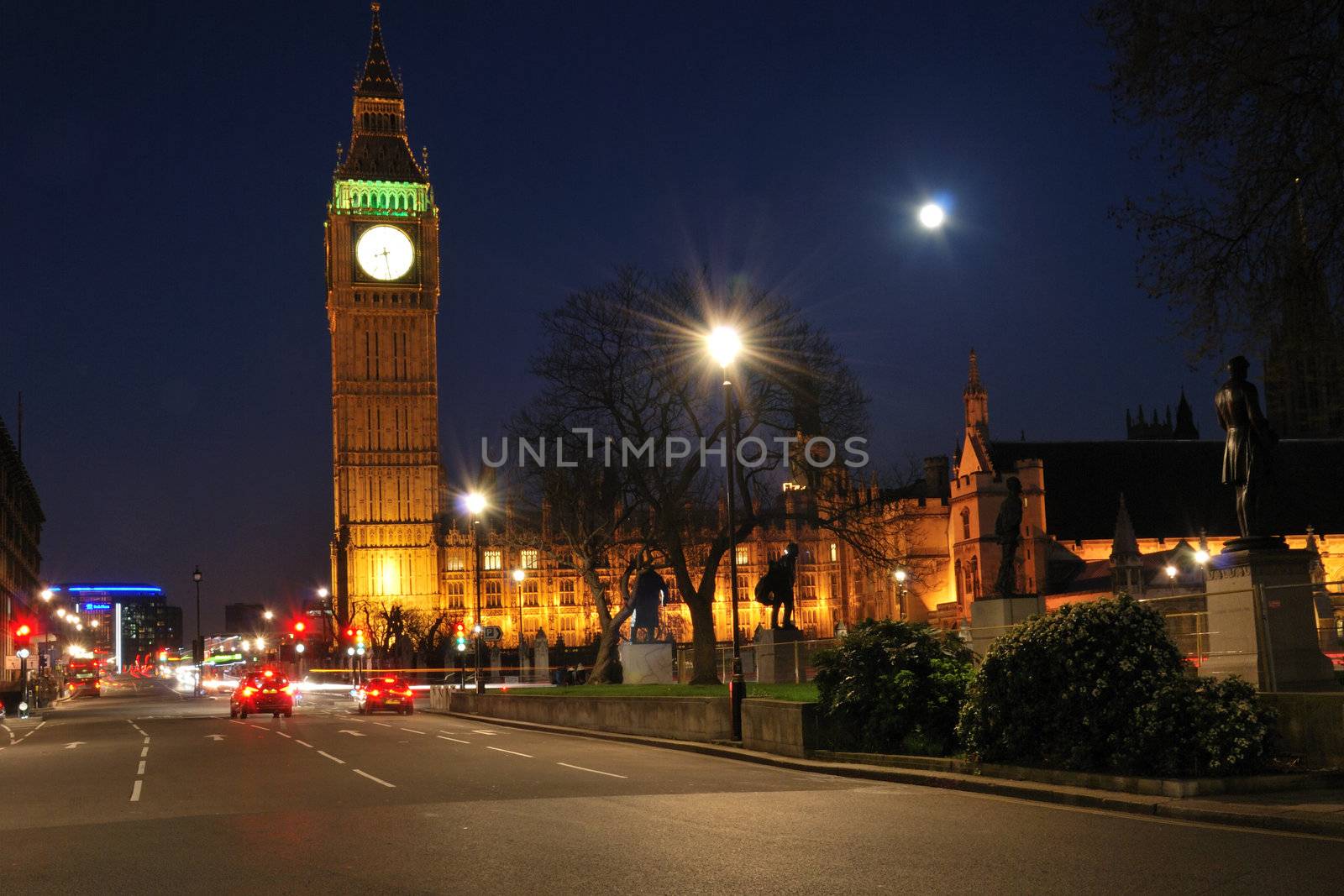 parliament at night by pauws99