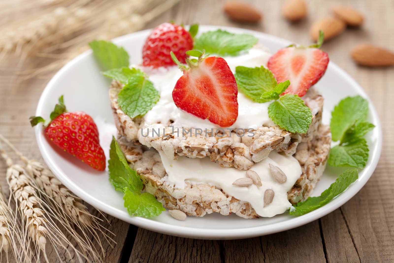 crisp bread with cottage cheese and berries 