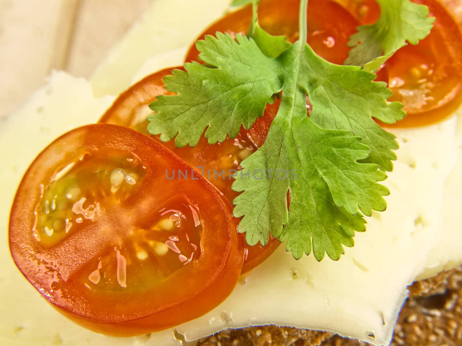 Cracker, tomato and cheese by Arvebettum