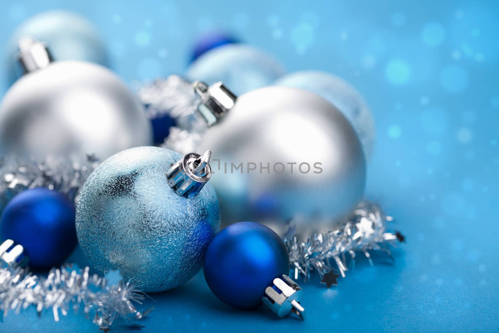 blue christmas balls 