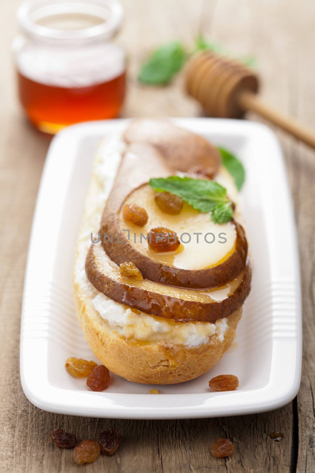 bread with ricotta cheese and pear