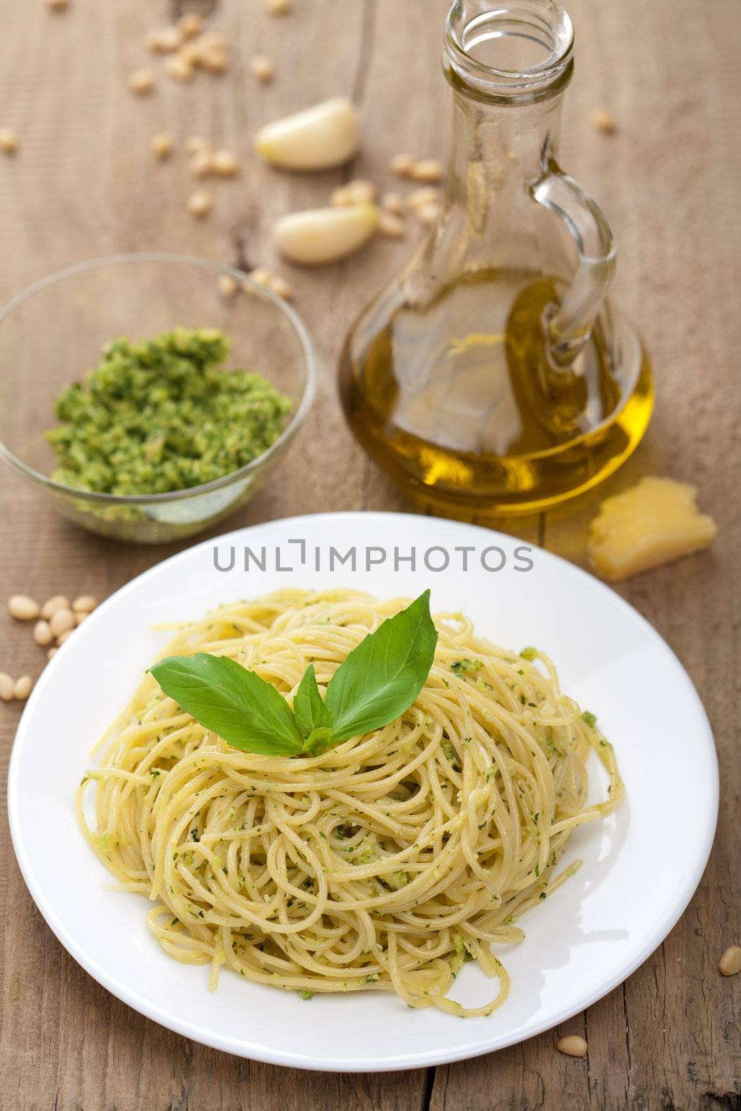 spaghetti with pesto sauce 
