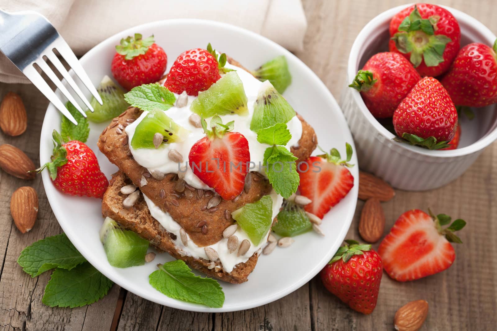 bread with cottage cheese and berries 