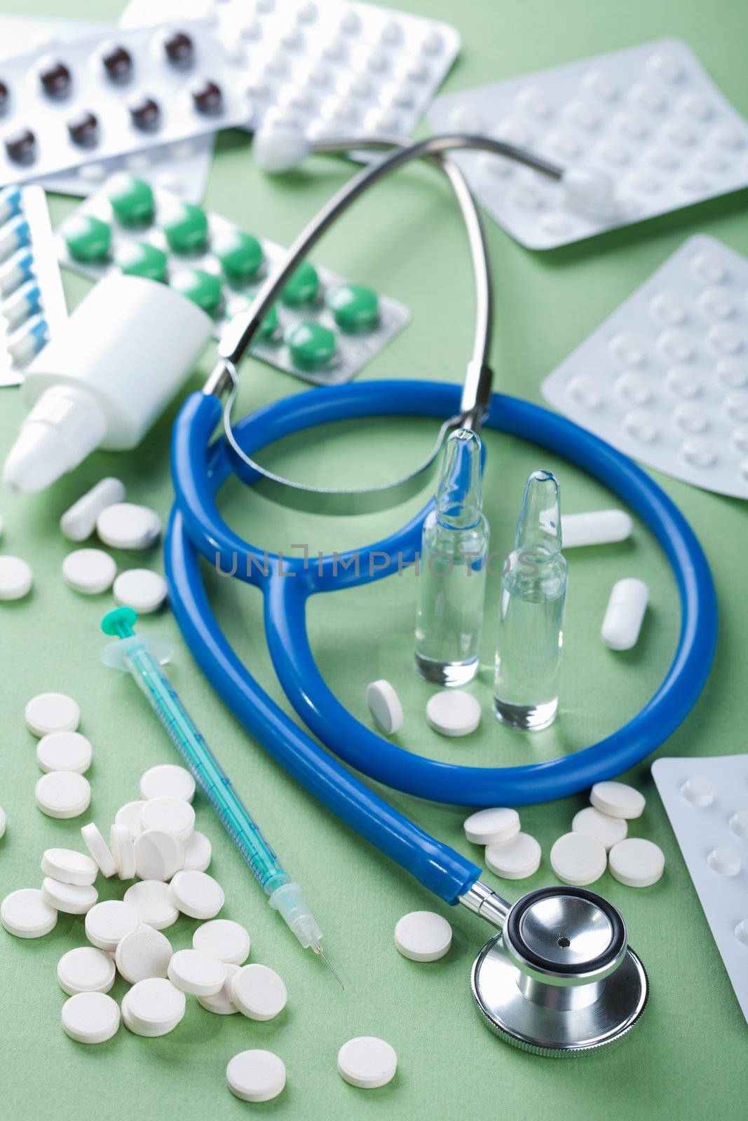stethoscope and pills 