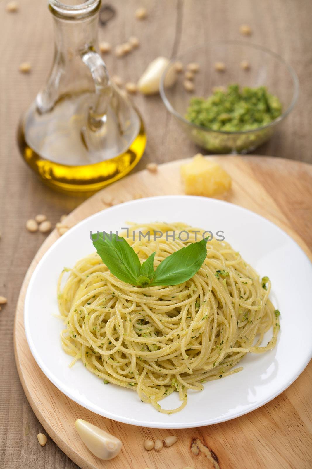 spaghetti with pesto sauce 