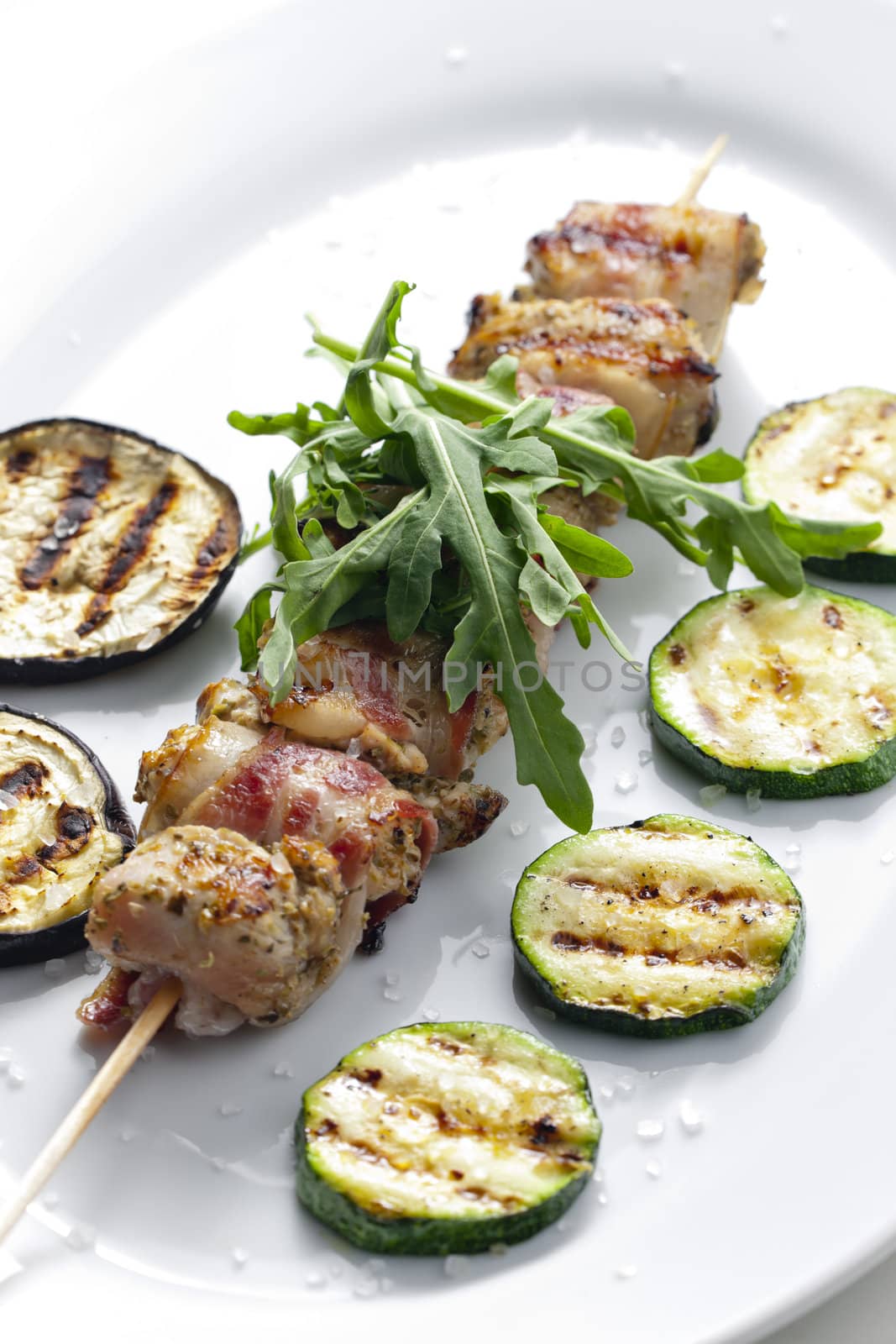 turkey skewer with bacon and grilled vegetables by phbcz