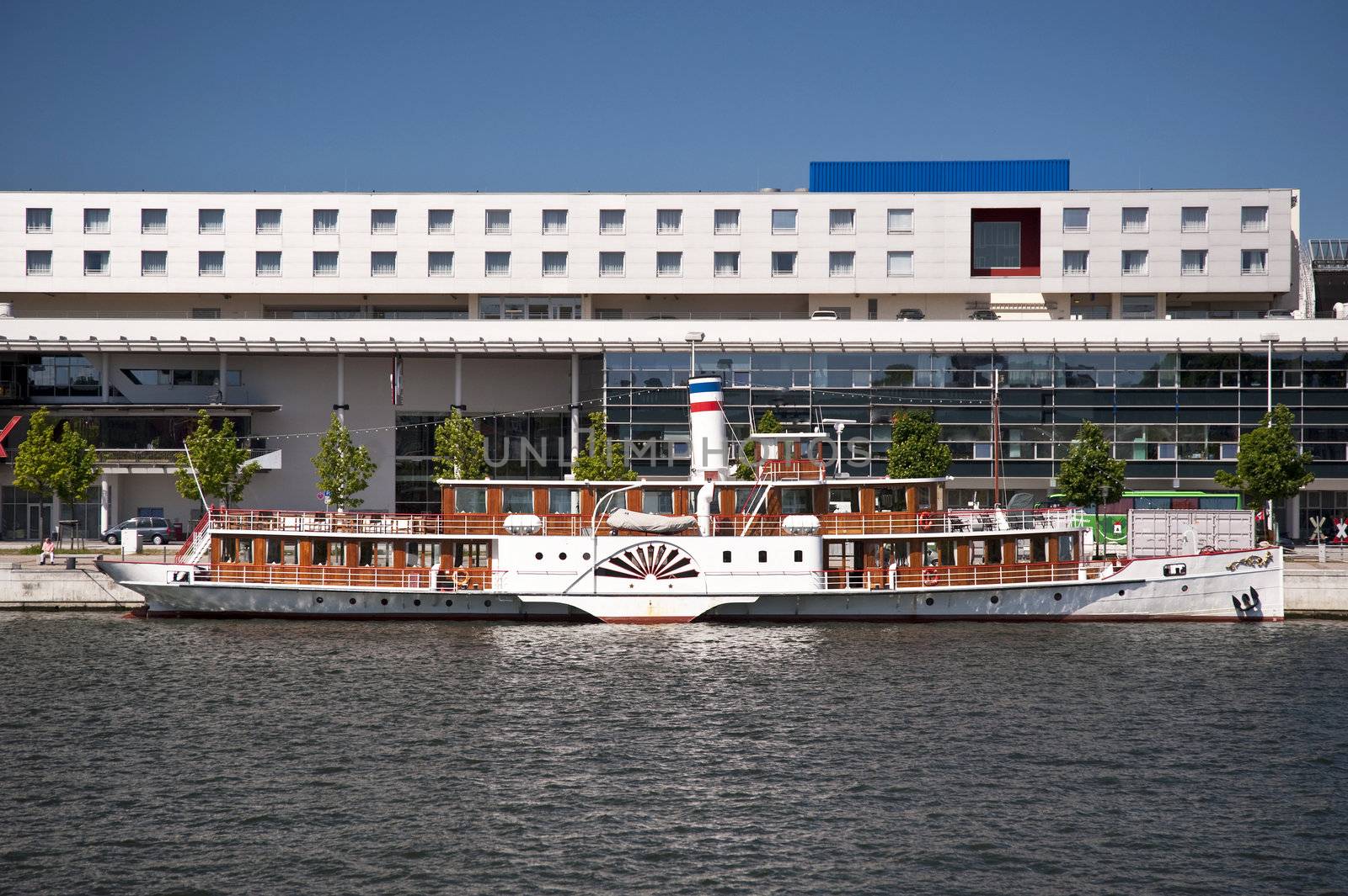 Paddle wheel steamer