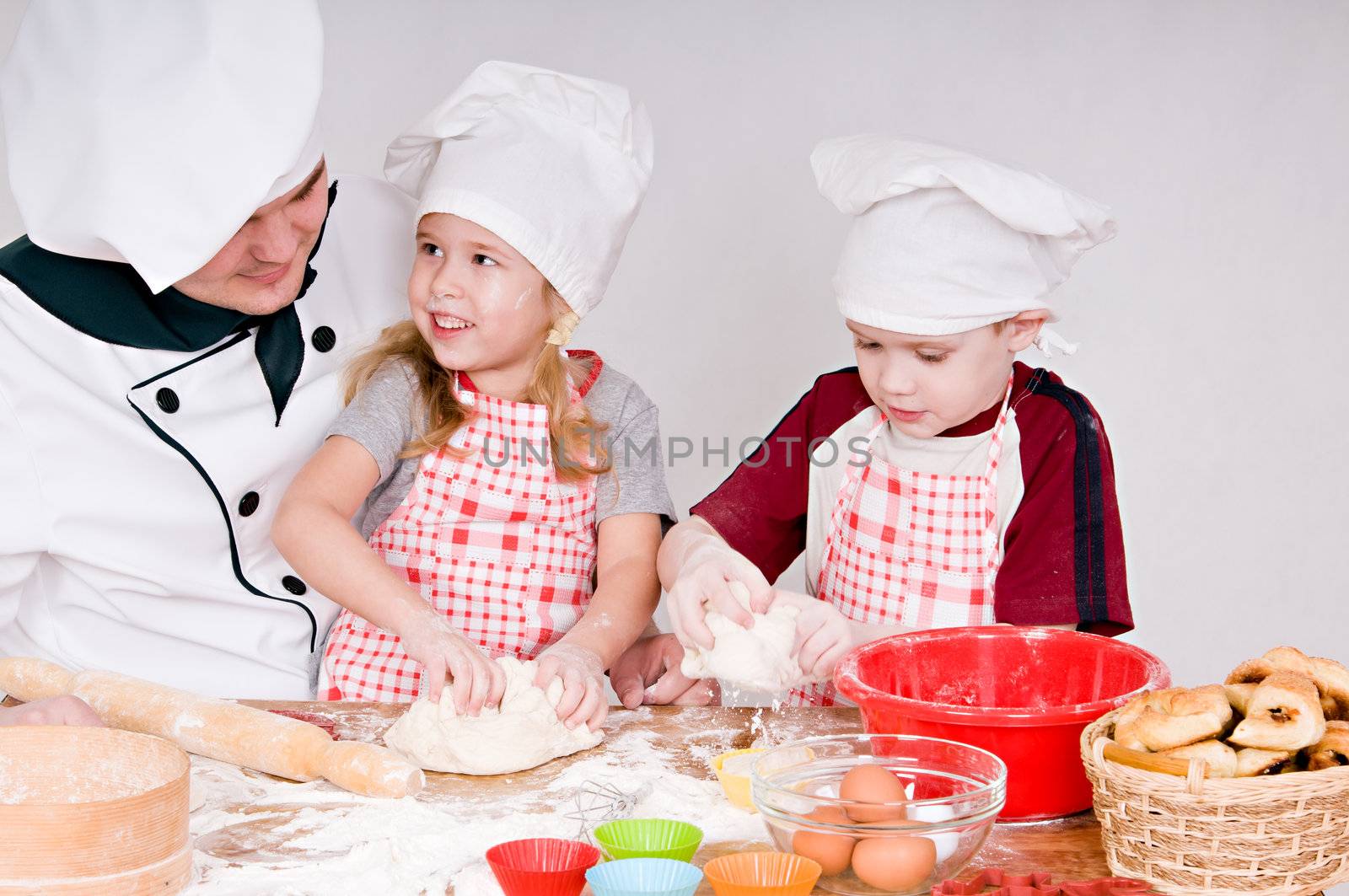 Chef teaches children to knead the dough