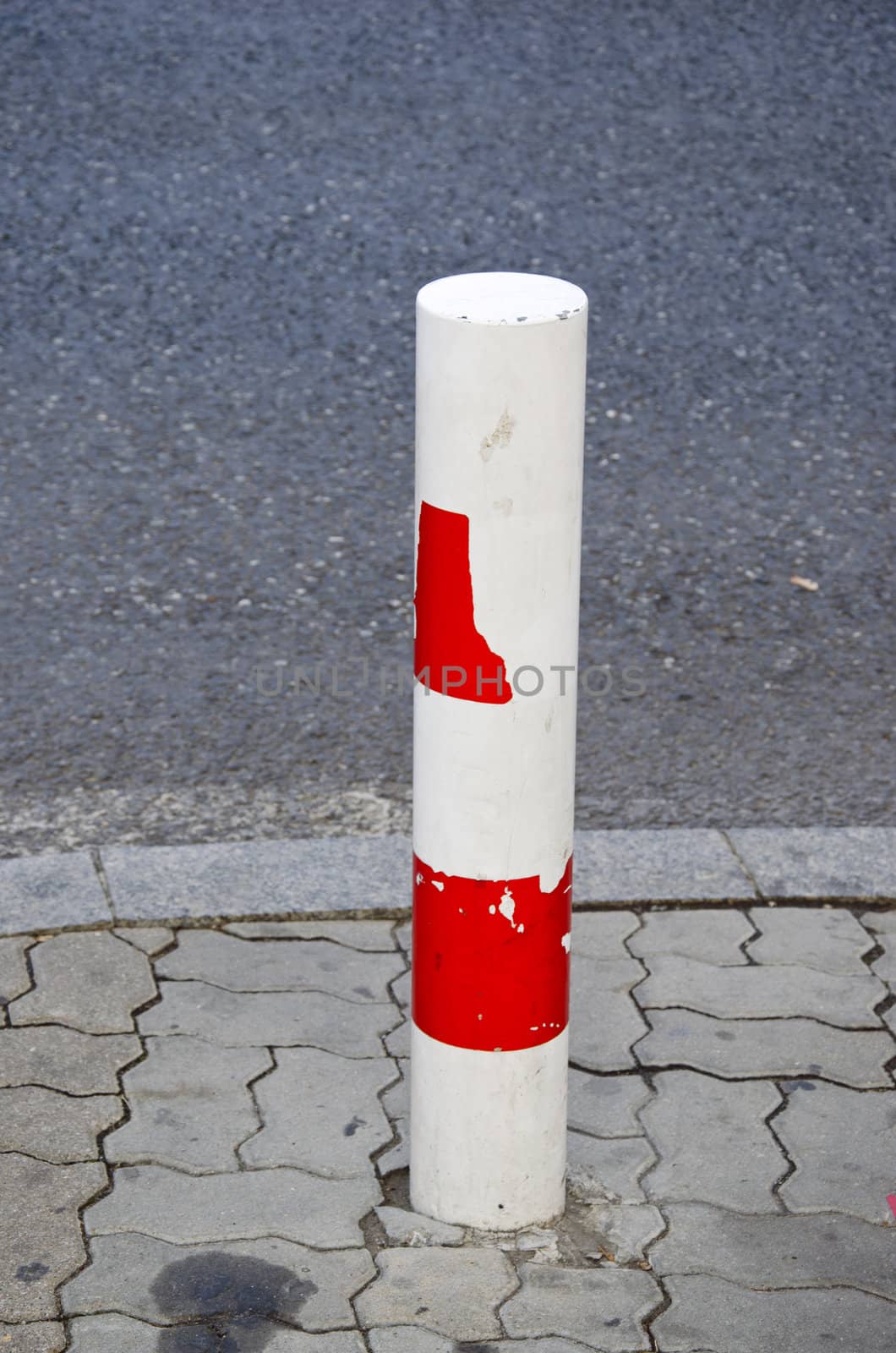 metal column prevents cars to pass road prohibited area.