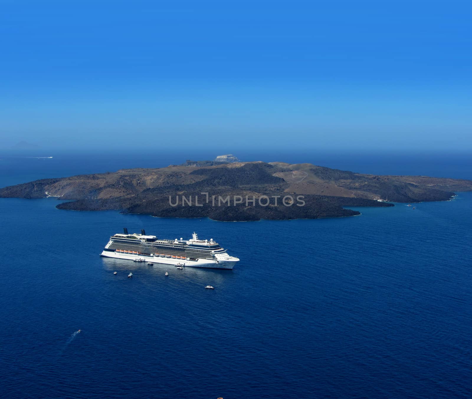 Luxus cruiser in Santorini caldera by anterovium