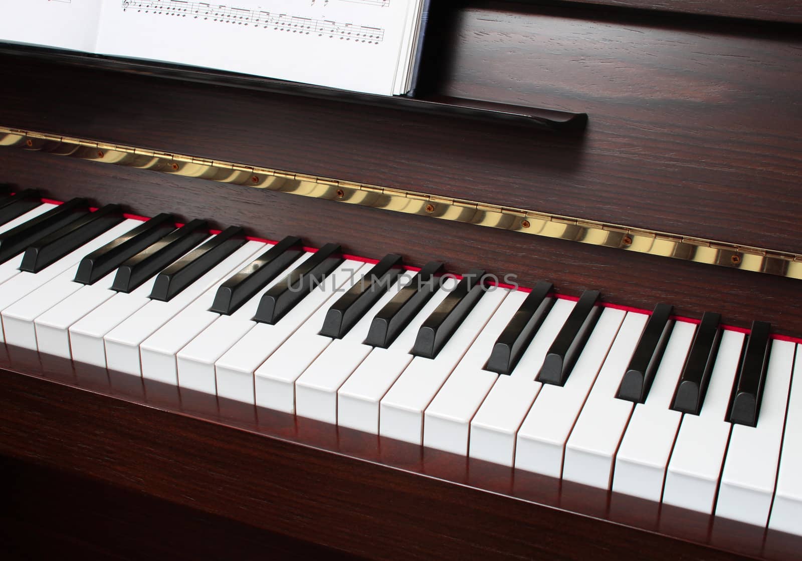 Piano keyboard by anterovium