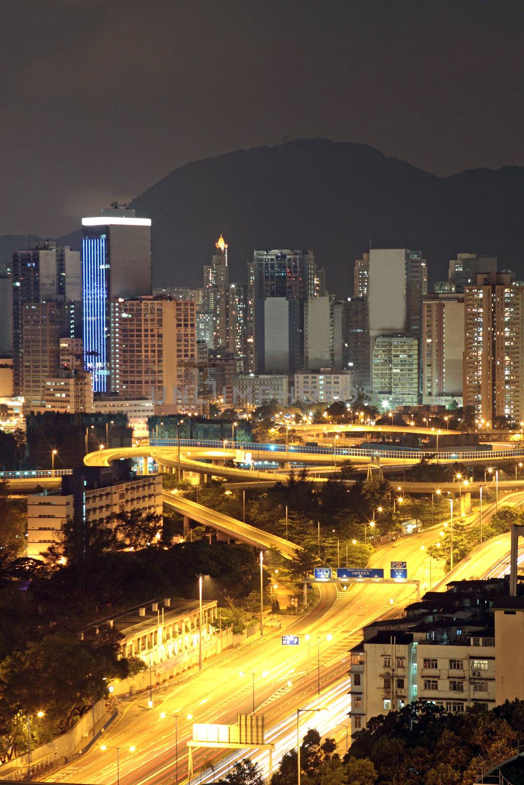 Hong kong at night  by cozyta