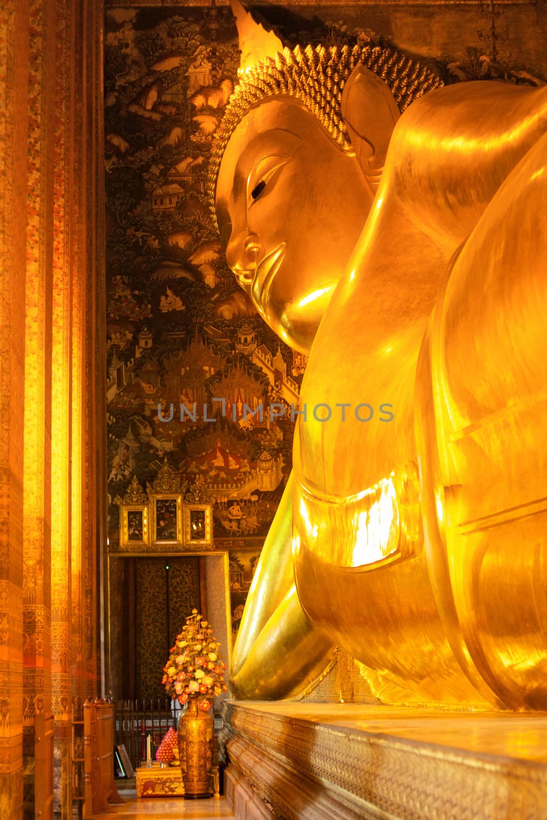 reclining buddha in Wat Pho, Bangkok, Thailand