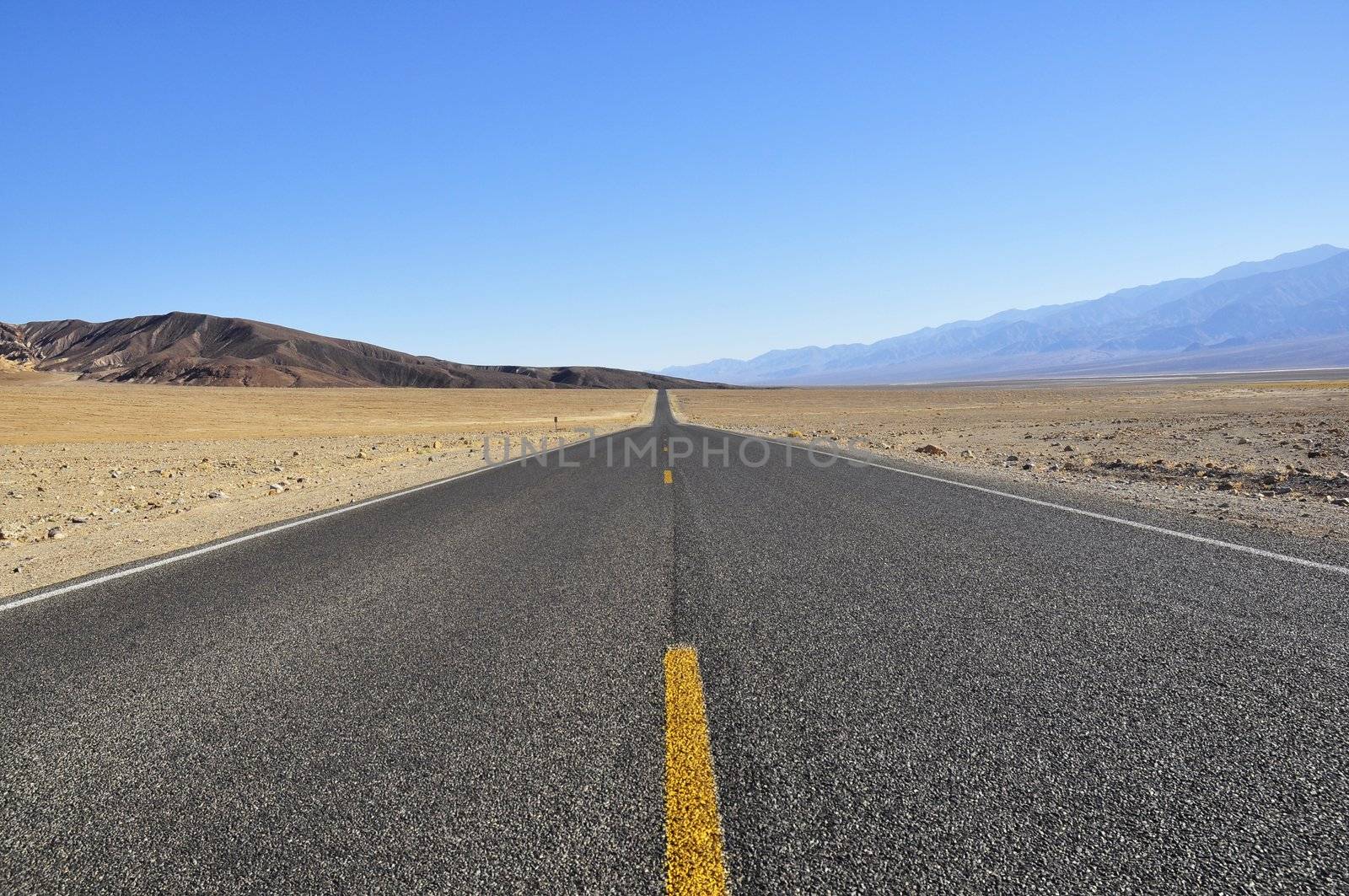 Road in Death Valley by ruigsantos