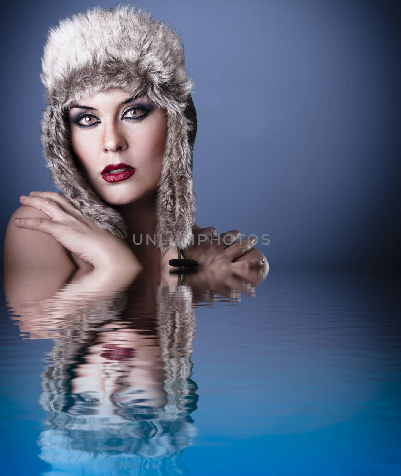 Portrait beautiful young woman with winter hat in the water