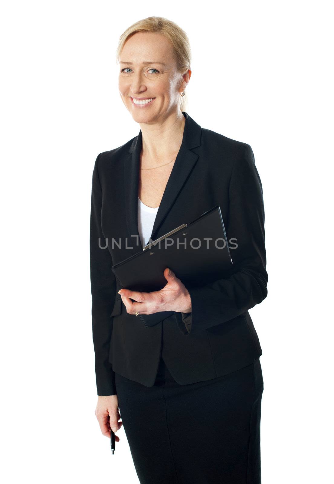 Beautiful caucasian businesswoman holding clipboard and pen, smiling