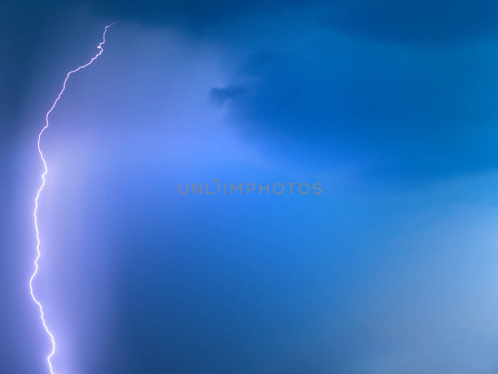 Lightning in the sky by kvinoz
