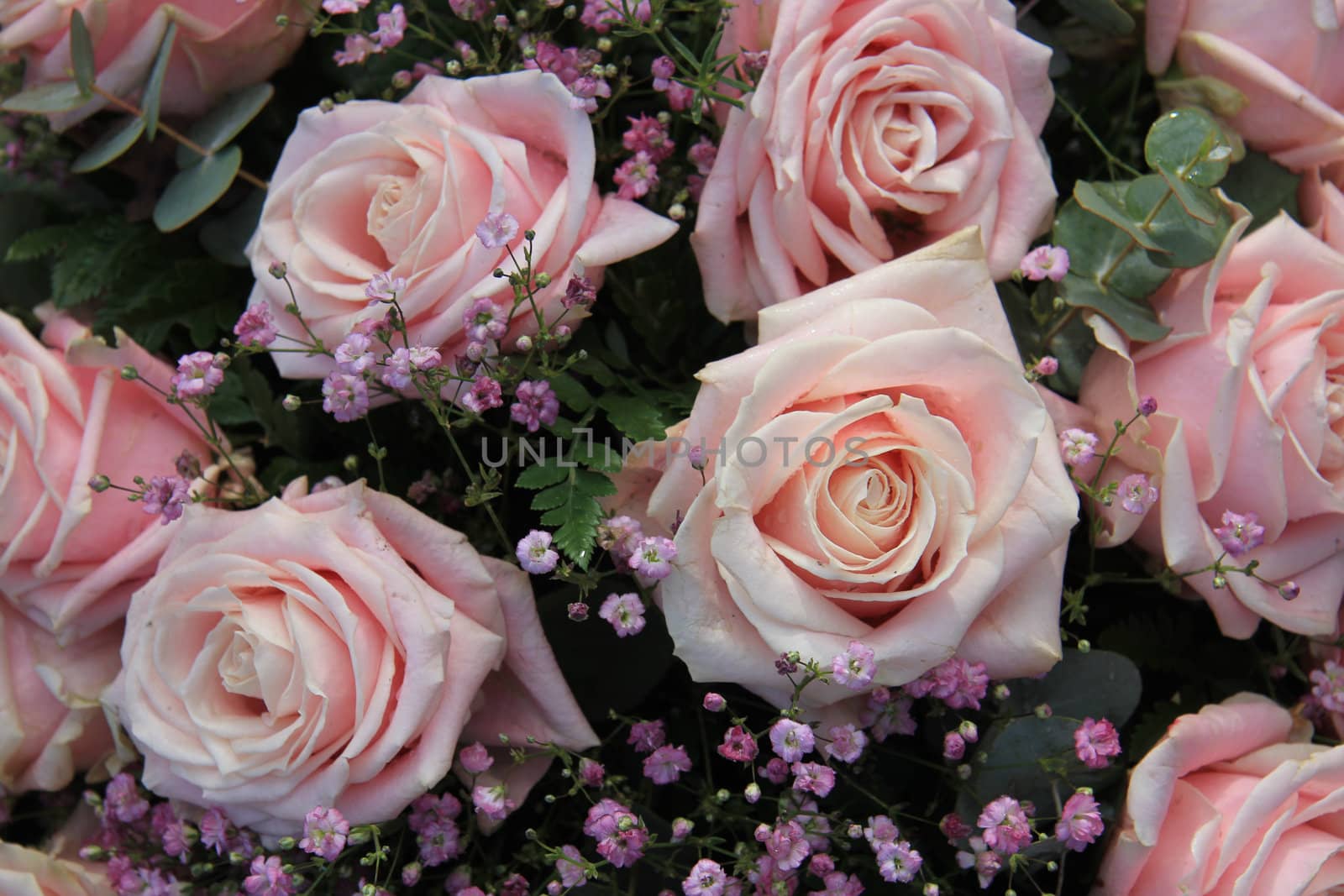 big pink roses in a floral arrangement by studioportosabbia