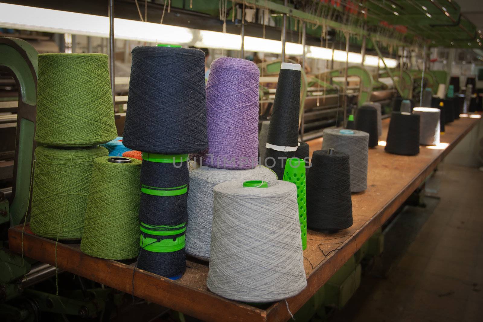 Textile machine weaving with cone fiber with several colors