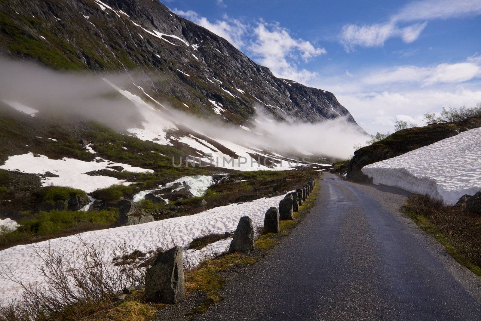 Old mountain road by Harvepino